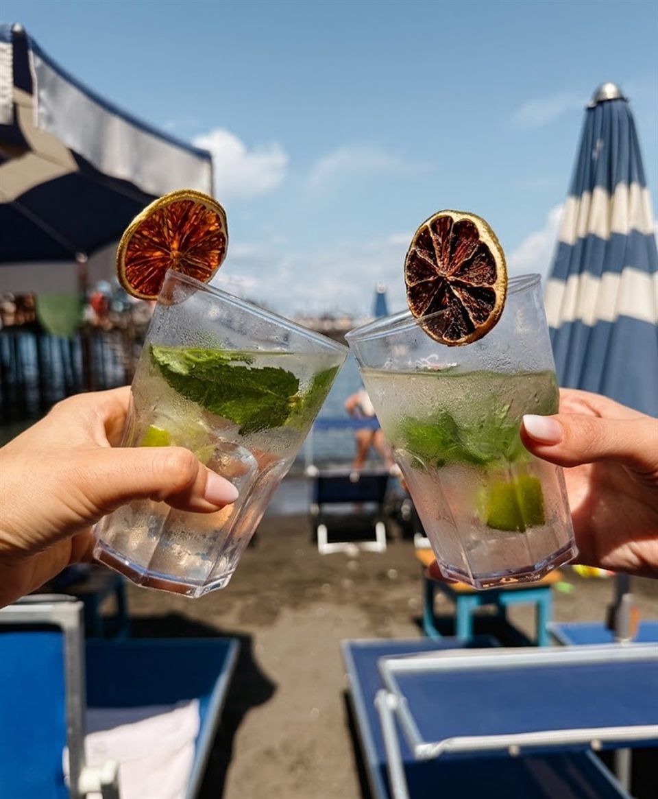 Copas y cócteles elevados con garnish de fruta deshidratada Matifruti